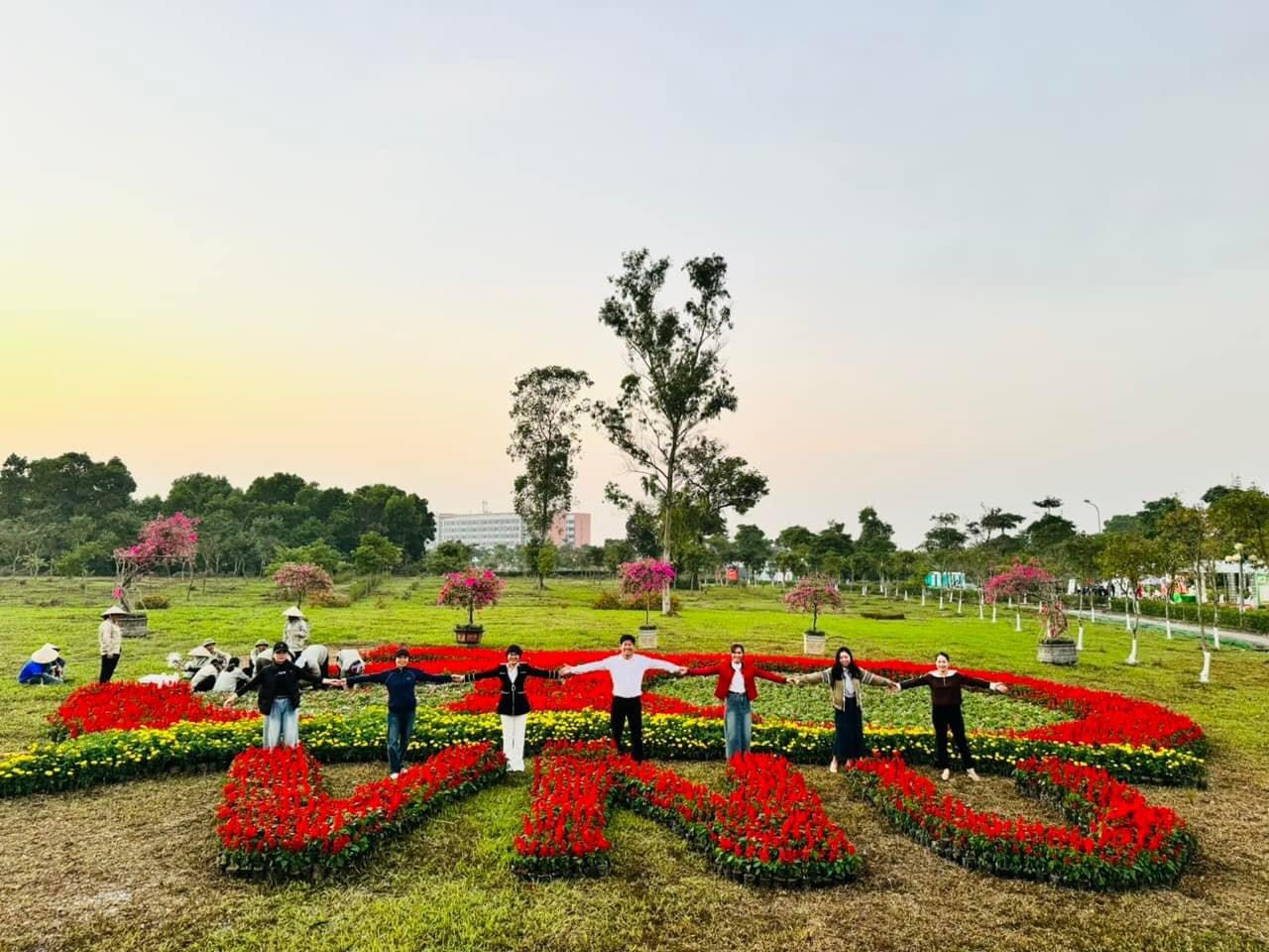 ĐHQGHN trồng cây đầu xuân