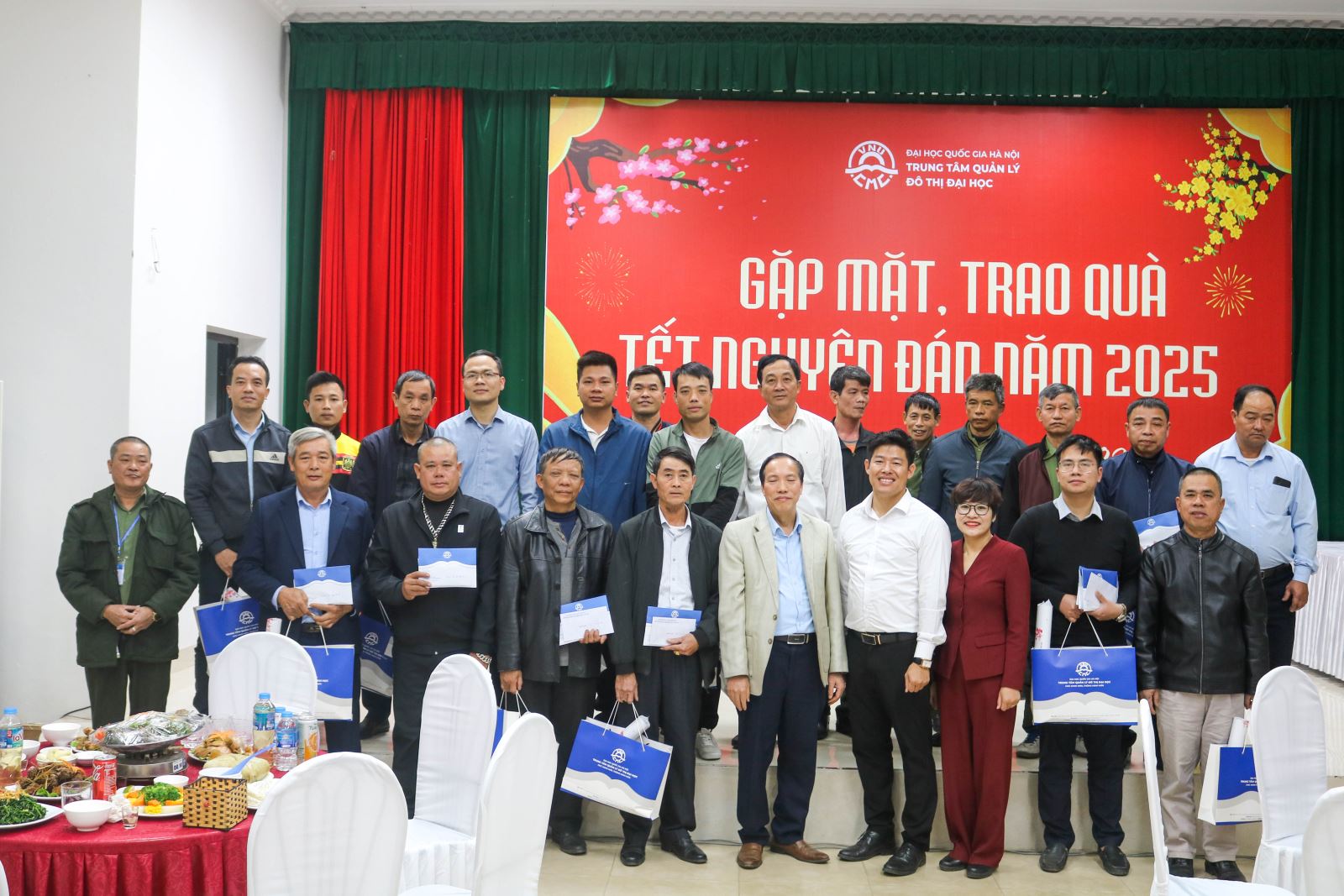 Gặp mặt, trao quà tết 2025 7