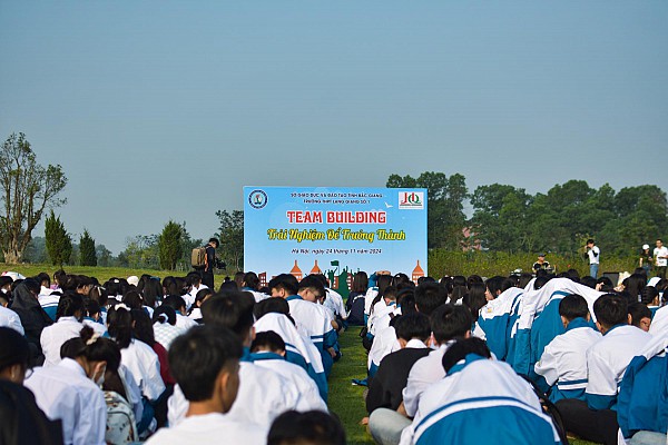 THPT Lạng Giang số 1 thăm quan khu đô thị ĐHQGHN: Trải nghiệm thực tế, định hướng tương taia