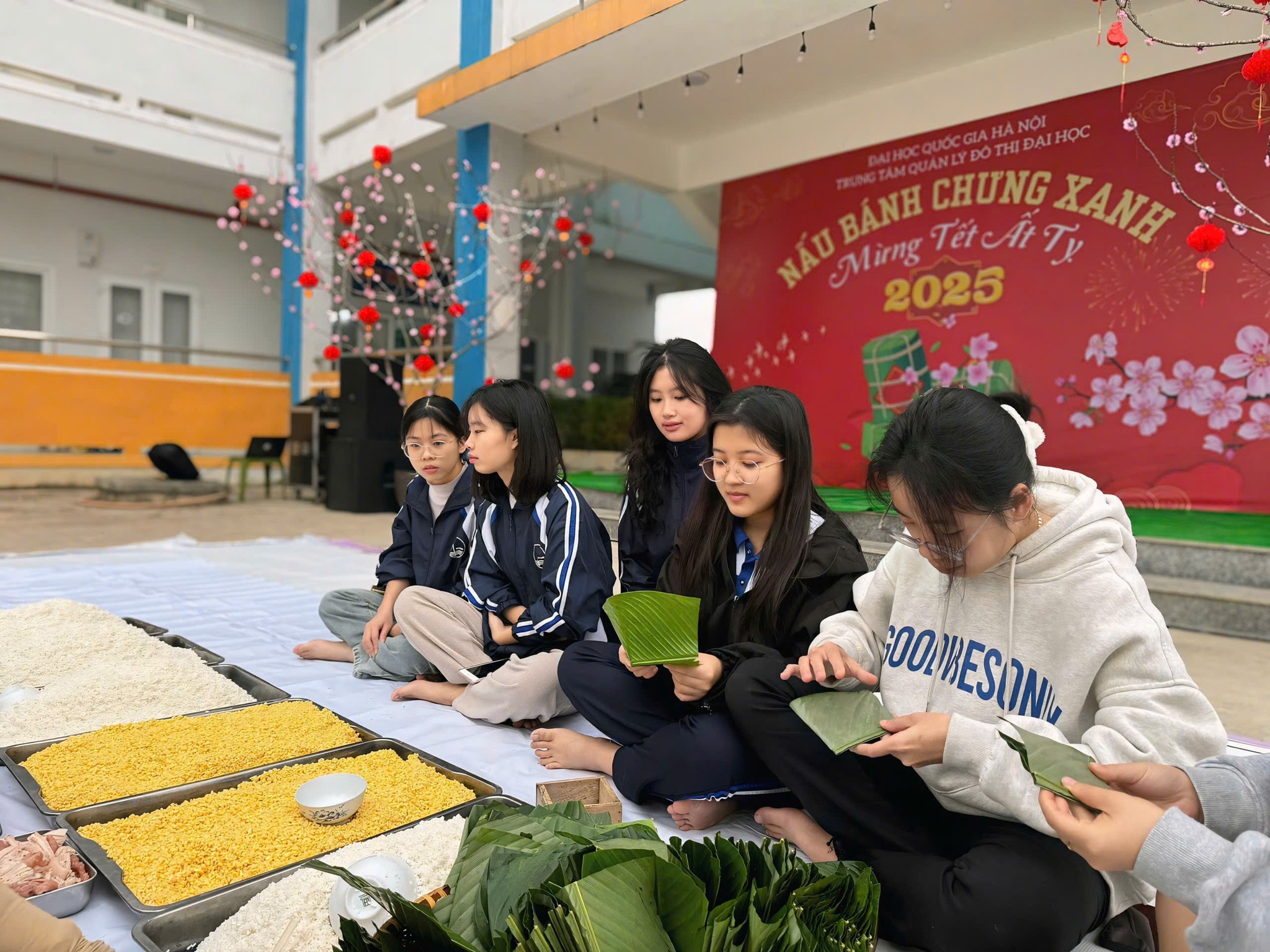 Sinh viên nội trú tại ký túc xá QG-HN04 tham gia gói bánh chưng xanh