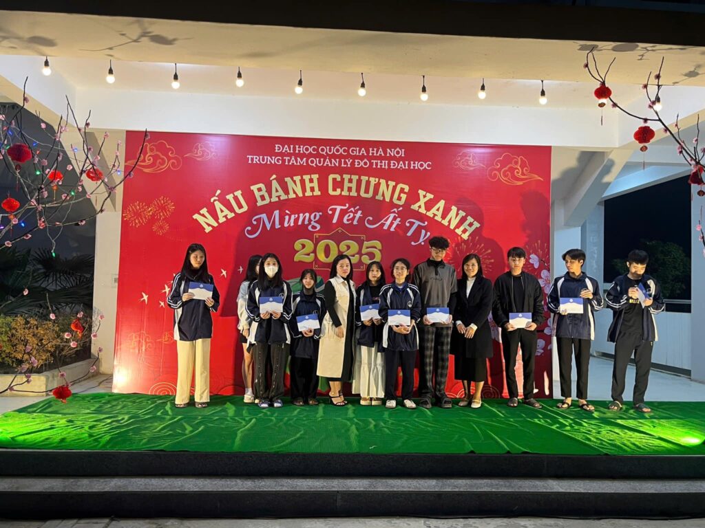 Bà Nguyễn Bích Thủy, Phụ trách Phòng Dịch vụ đô thị trao vé xe về quê ăn tết cho sinh viên nội trú